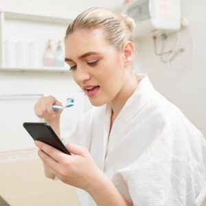 cepillarse los dientes con implantes dentales